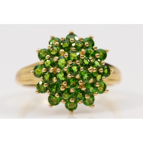 589 - A 9ct gold peridot cluster ring, claw set, T, 3.9g