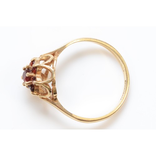 600 - A 9ct gold garnet floral dress ring, L 1/2, 1.7g