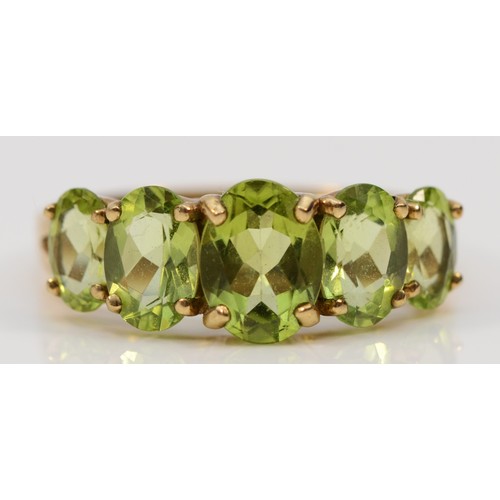 612 - A 9ct gold five stone Peridot dress ring, claw set, R, 2.8g