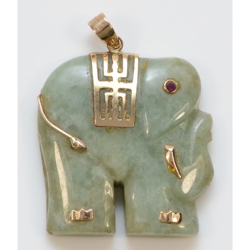 615 - A gold and jade elephant pendant, with a ruby eye, 25mm length, 7.4g