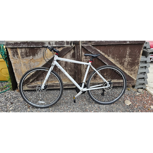 15 - Viking Notting Hill trekking bicycle, disc brakes, Shimano 21 gears.