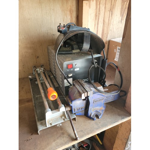 27 - Wizarc welder with mask, 1 ton Record bench vice and a heavy duty ceramic tile cutter. (3)