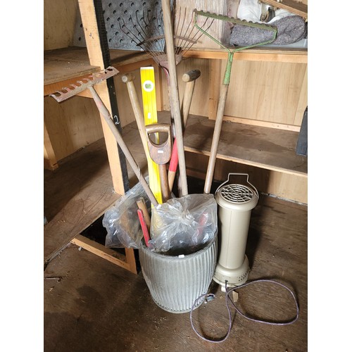 37 - A galvanised dolly tub containing various garden tools, 2 pair of stilson grips, also a Belling 240v... 