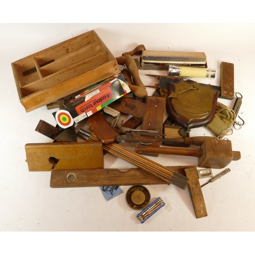 51 - A collection of early 20th century and later carpenters hand tools in three boxes, together with a s... 