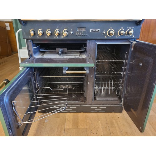 59 - A Leisure Classic 90 LPG Range enamelled oven/stove, with five burner rings, grill, oven, and warmin... 