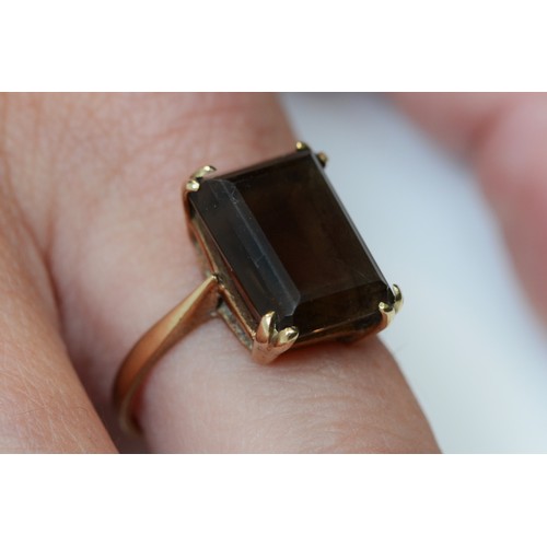 98 - A 9ct gold vintage quartz dress ring, London 1974, 14mm x 10mm quartz, O, 3.7g