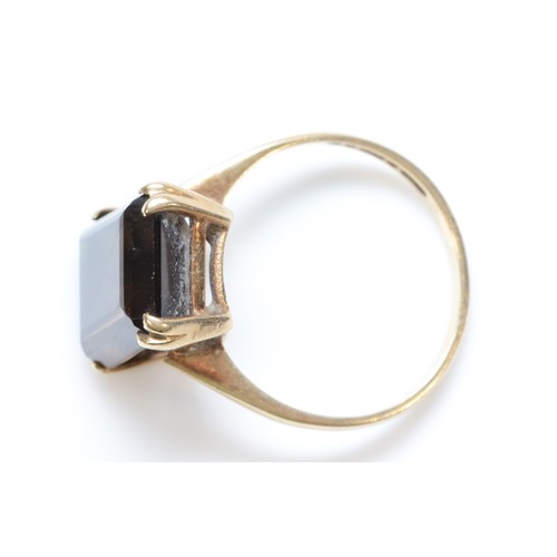 98 - A 9ct gold vintage quartz dress ring, London 1974, 14mm x 10mm quartz, O, 3.7g