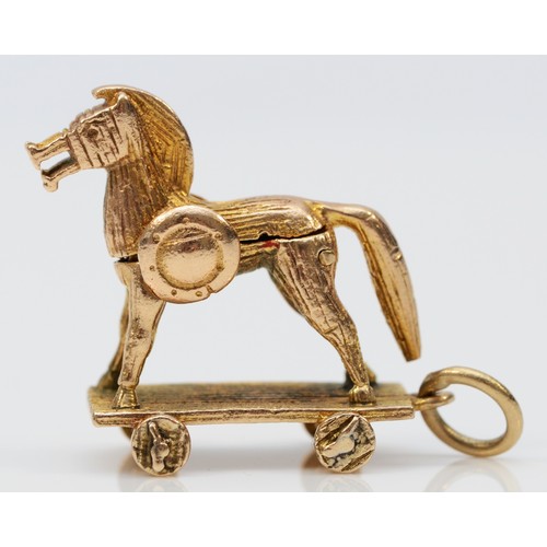 115 - A 9ct gold vintage Trojan horse opening charm, 20mm in height, 5.3g