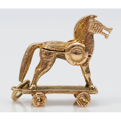 115 - A 9ct gold vintage Trojan horse opening charm, 20mm in height, 5.3g