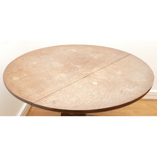 472 - A 19th century oak circular tilt top table, on a turned pedestal with outswept shaped supports, 93cm... 