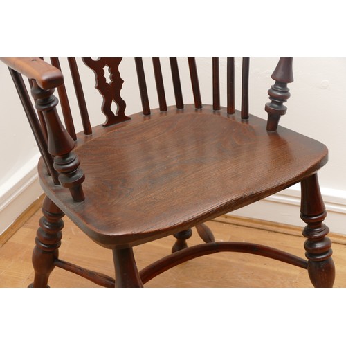 499 - A yew and elm windsor chair, circa 18th century, the pierced shaped splat and stick back, with hoop ... 