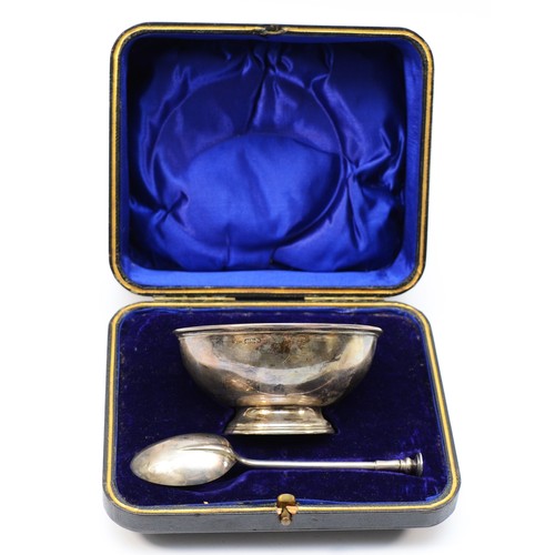 1 - An Edwardian silver christening bowl and spoon, Sheffield 1902, unengraved, bowl diameter10.5cm, 111... 