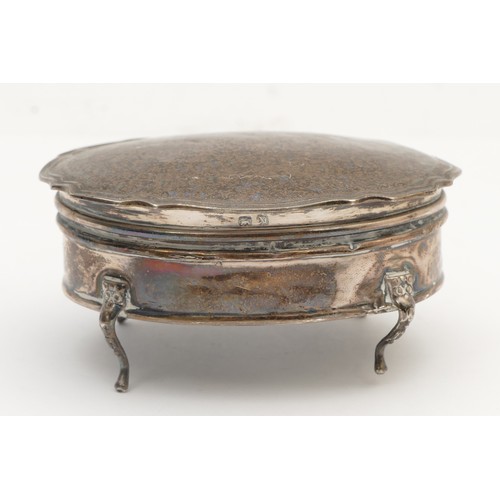 30 - An oval silver trinket box, Birmingham 1922, 8.5 x 7cm, loaded