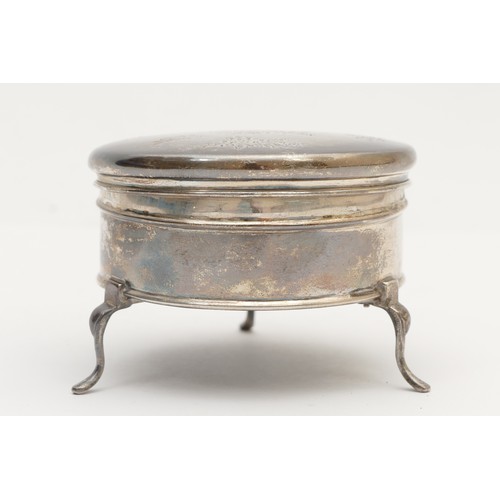 31 - A silver trinket box, London 1909, with engraved cover, 7cm, loaded