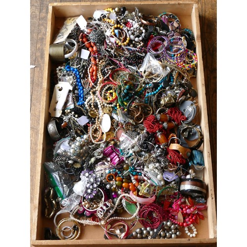 113 - Approximately 10kg of costume jewellery.