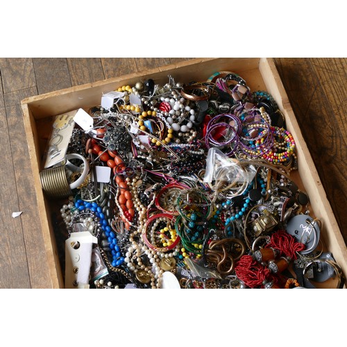 113 - Approximately 10kg of costume jewellery.