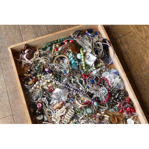 114 - Approximately 10kg of costume jewellery.