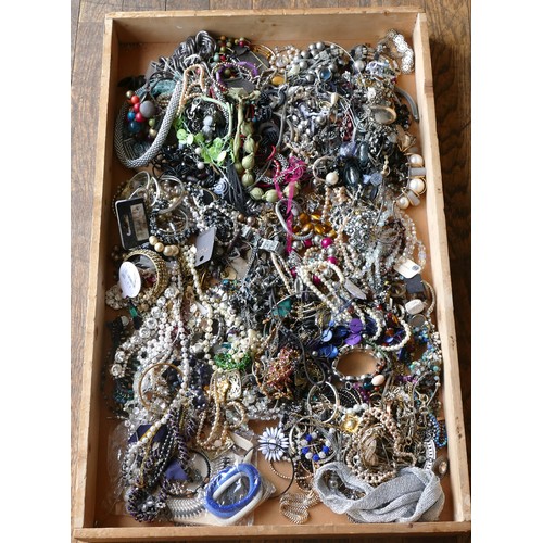 115 - Approximately 10kg of costume jewellery.