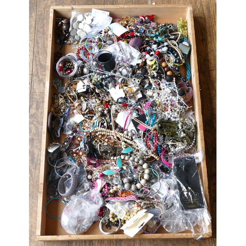 117 - Approximately 10kg of costume jewellery.