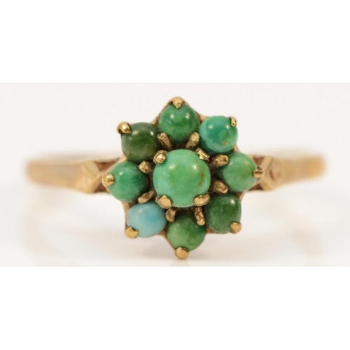 528 - A 9ct gold vintage turquoise cluster ring, O, 2g