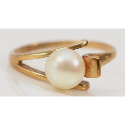 529 - A 9ct gold vintage cultured pearl dress ring, L 1/2, 2.3g