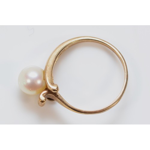 529 - A 9ct gold vintage cultured pearl dress ring, L 1/2, 2.3g