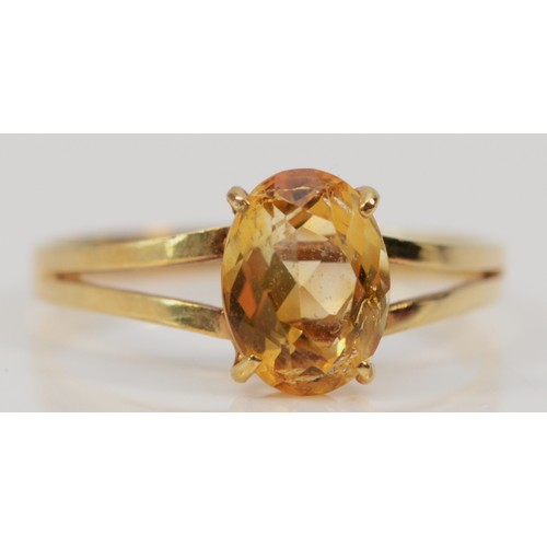 531 - A 14K gold citrine single stone ring with split shank detail, K 1/2, 1.3g