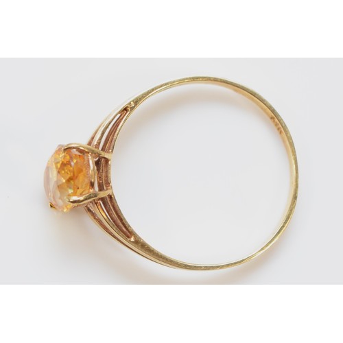 531 - A 14K gold citrine single stone ring with split shank detail, K 1/2, 1.3g