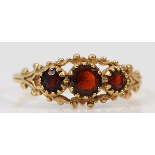 542 - A 9ct gold vintage garnet three stone ring, R 1/2, 1.6g