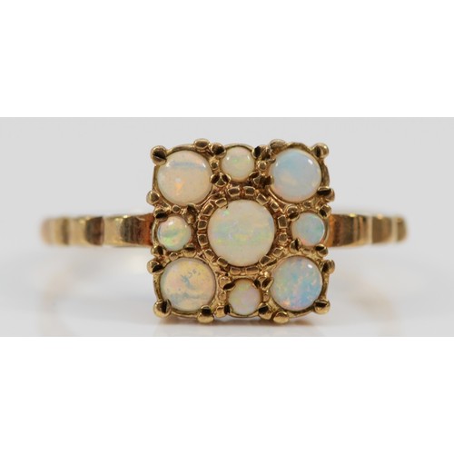 553 - A 9ct gold vintage opal dress ring, Q, 2.3g