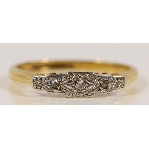 561 - An 18ct gold and platinum vintage diamond three stone ring, O 1/2, 2.5g