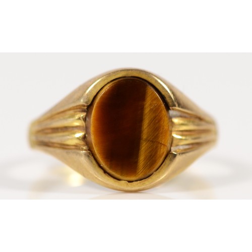 573 - A 9ct gold vintage tigers eye signet ring, L 1/2, 2.3g