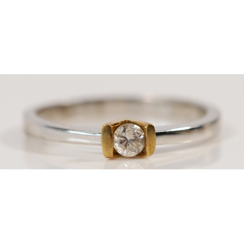 576 - A 9ct white and yellow gold diamond solitaire ring, Q, 2.7g