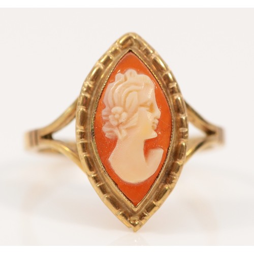 581 - A 9ct gold shell cameo dress ring, K 1/2, 2.4g