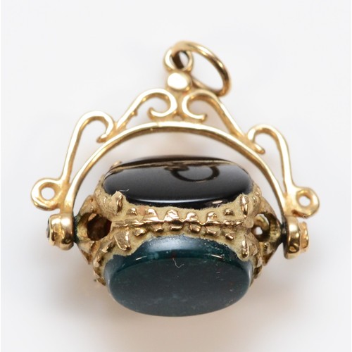 584 - A 9ct gold vintage carnelian, onyx and bloodstone spinning fob, 2.3g