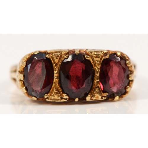 587 - A 9ct gold vintage garnet trilogy dress ring with heart detail gallery, S, 3.4g