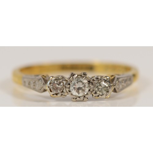 593 - An 18ct gold vintage diamond three stone ring, N, 2.4g