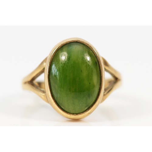 603 - A 9ct gold vintage nephrite signet ring with split shoulder detail, L 1/2, 4.2g