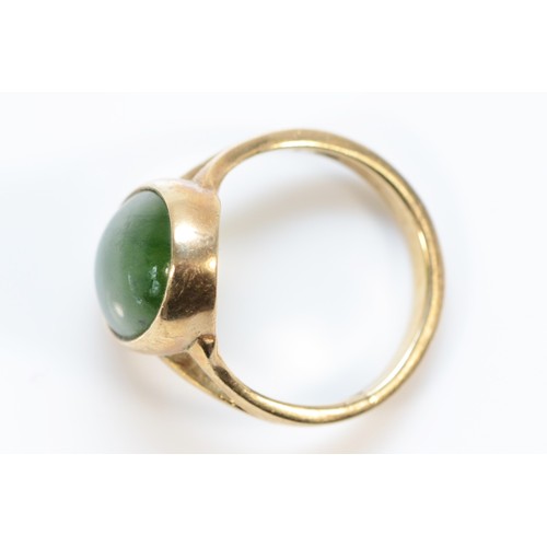 603 - A 9ct gold vintage nephrite signet ring with split shoulder detail, L 1/2, 4.2g