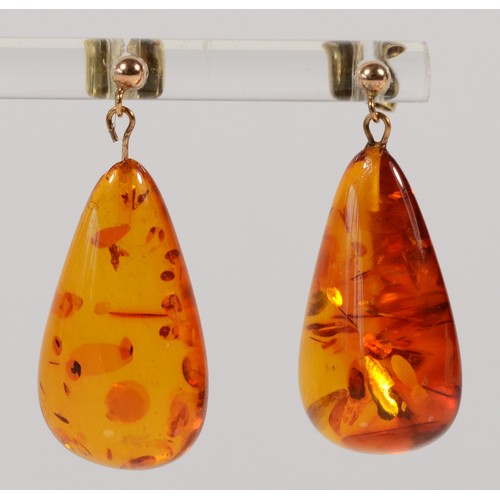 606 - A pair of 9ct gold amber drop earrings, 25mm drop, 4g