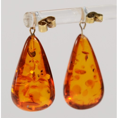 606 - A pair of 9ct gold amber drop earrings, 25mm drop, 4g