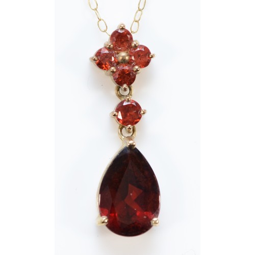 640 - A 9ct gold vintage style garnet drop pendant with chain, 25mm drop, 2.5g