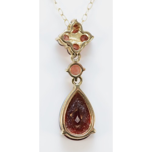 640 - A 9ct gold vintage style garnet drop pendant with chain, 25mm drop, 2.5g