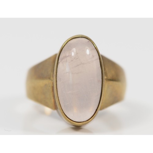 642 - A 333 gold cabochon cut rose quartz dress ring, P, 5.2g