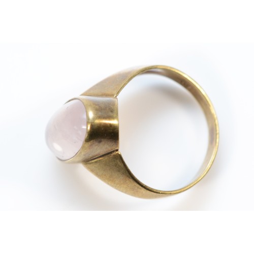 642 - A 333 gold cabochon cut rose quartz dress ring, P, 5.2g