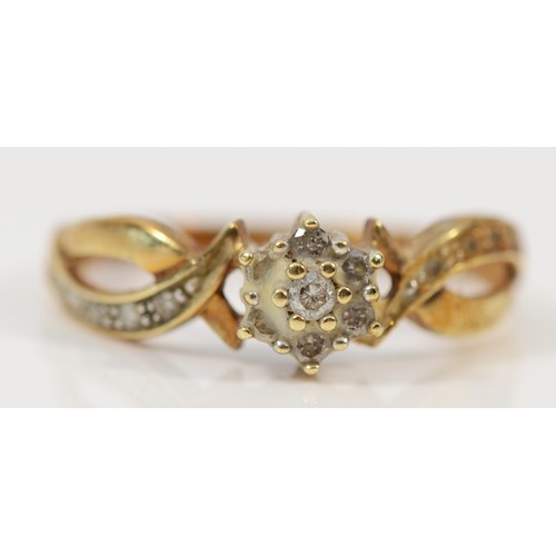 643 - A 9ct gold diamond cluster ring, O, 2.5g