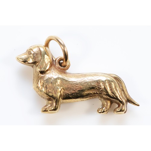 652 - A 9ct gold vintage dachshund charm, 20mm across, 0.7g