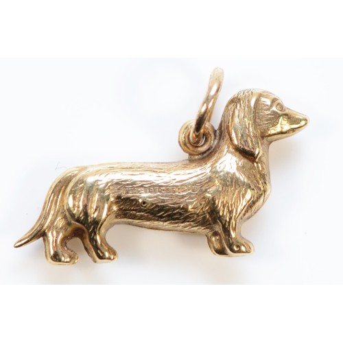 652 - A 9ct gold vintage dachshund charm, 20mm across, 0.7g