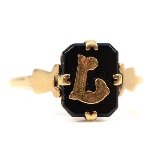 656 - A 9ct gold vintage black onyx initial L ring, L 1/2, 1.8g