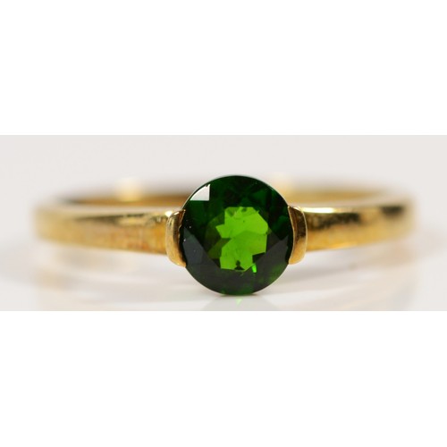 661 - A 9ct gold diopside solitaire ring, O, 2g